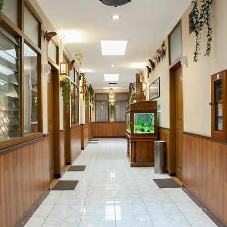 Reddoorz Plus Near Riau Street Бандунг Экстерьер фото
