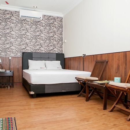 Reddoorz Plus Near Riau Street Бандунг Экстерьер фото