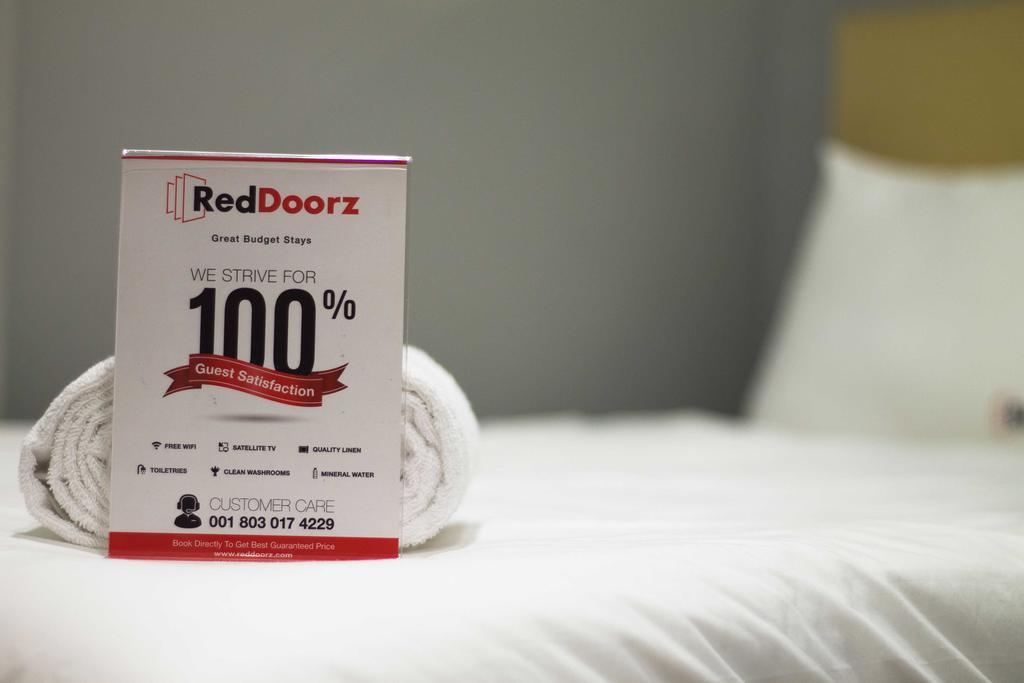 Reddoorz Plus Near Riau Street Бандунг Экстерьер фото