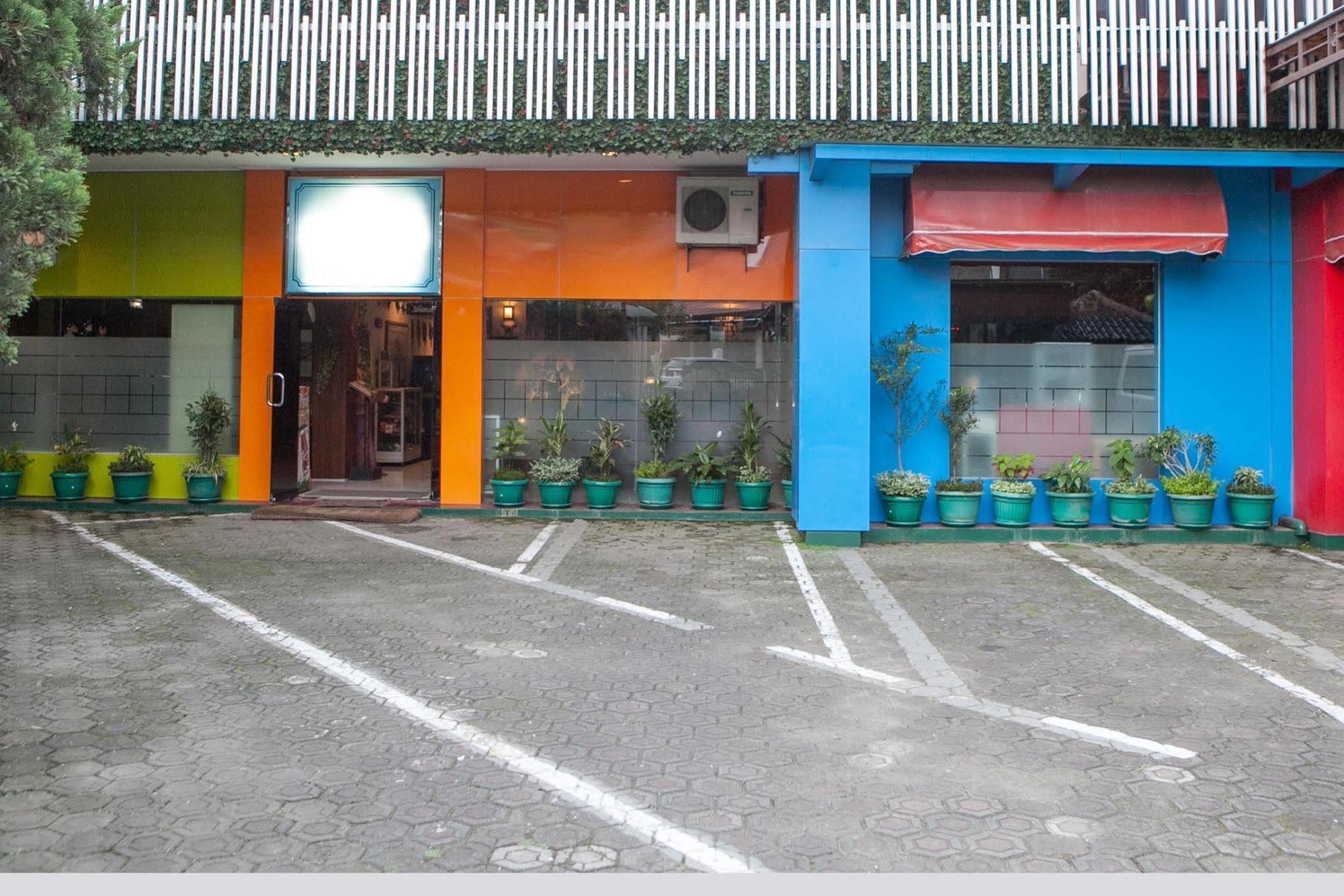Reddoorz Plus Near Riau Street Бандунг Экстерьер фото
