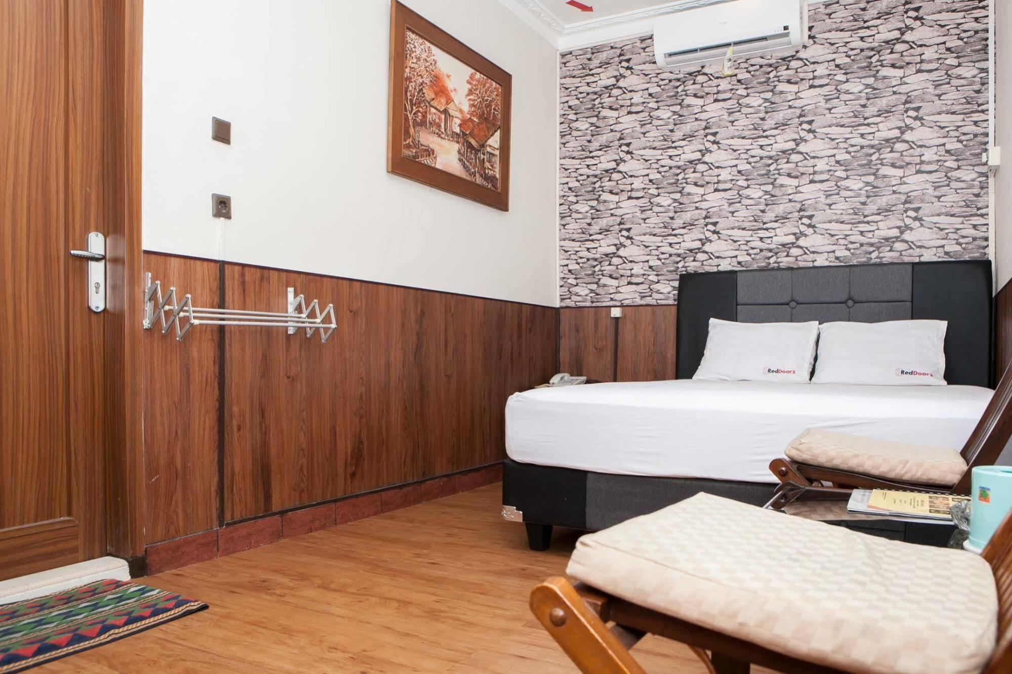 Reddoorz Plus Near Riau Street Бандунг Экстерьер фото