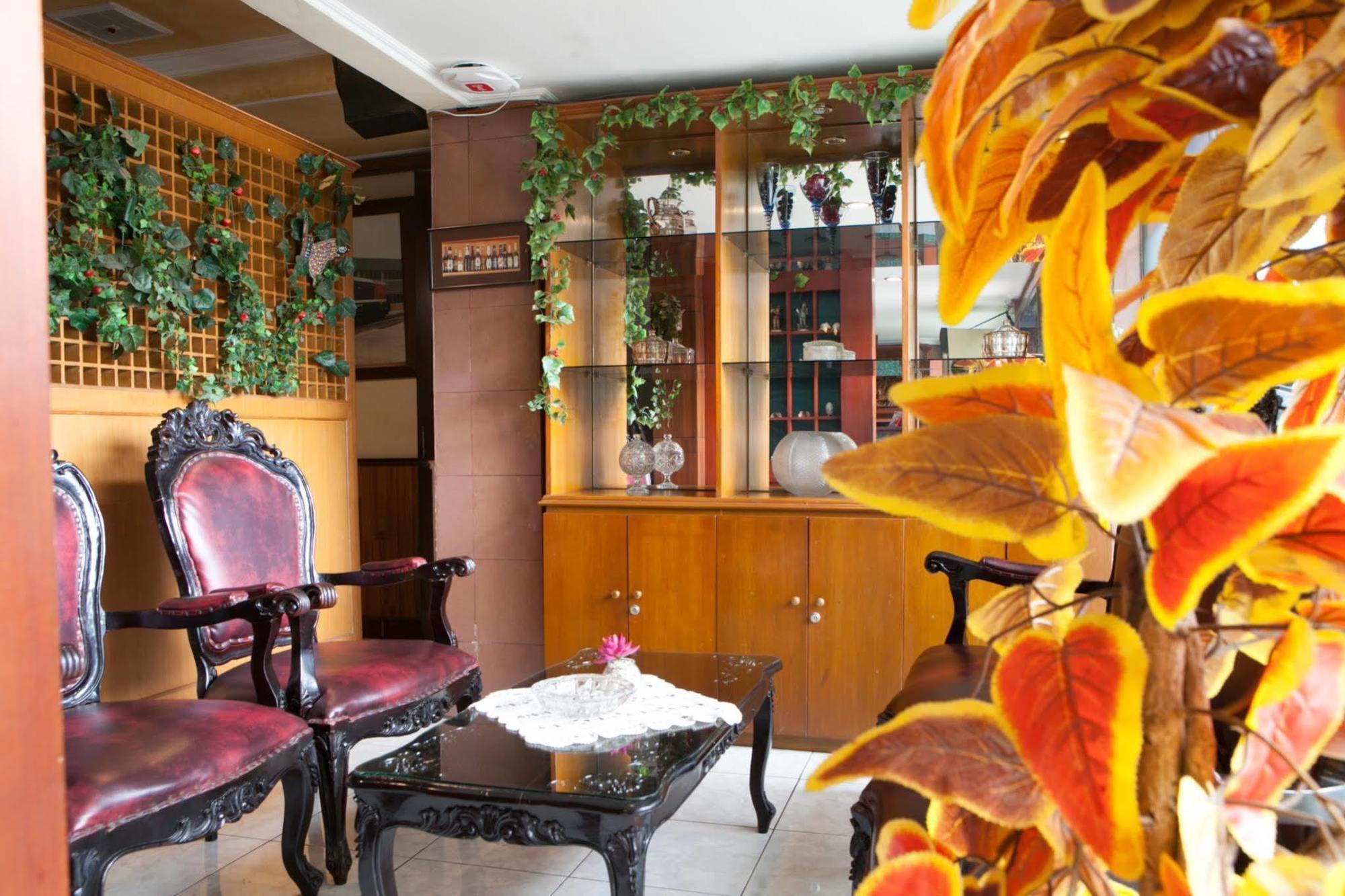Reddoorz Plus Near Riau Street Бандунг Экстерьер фото