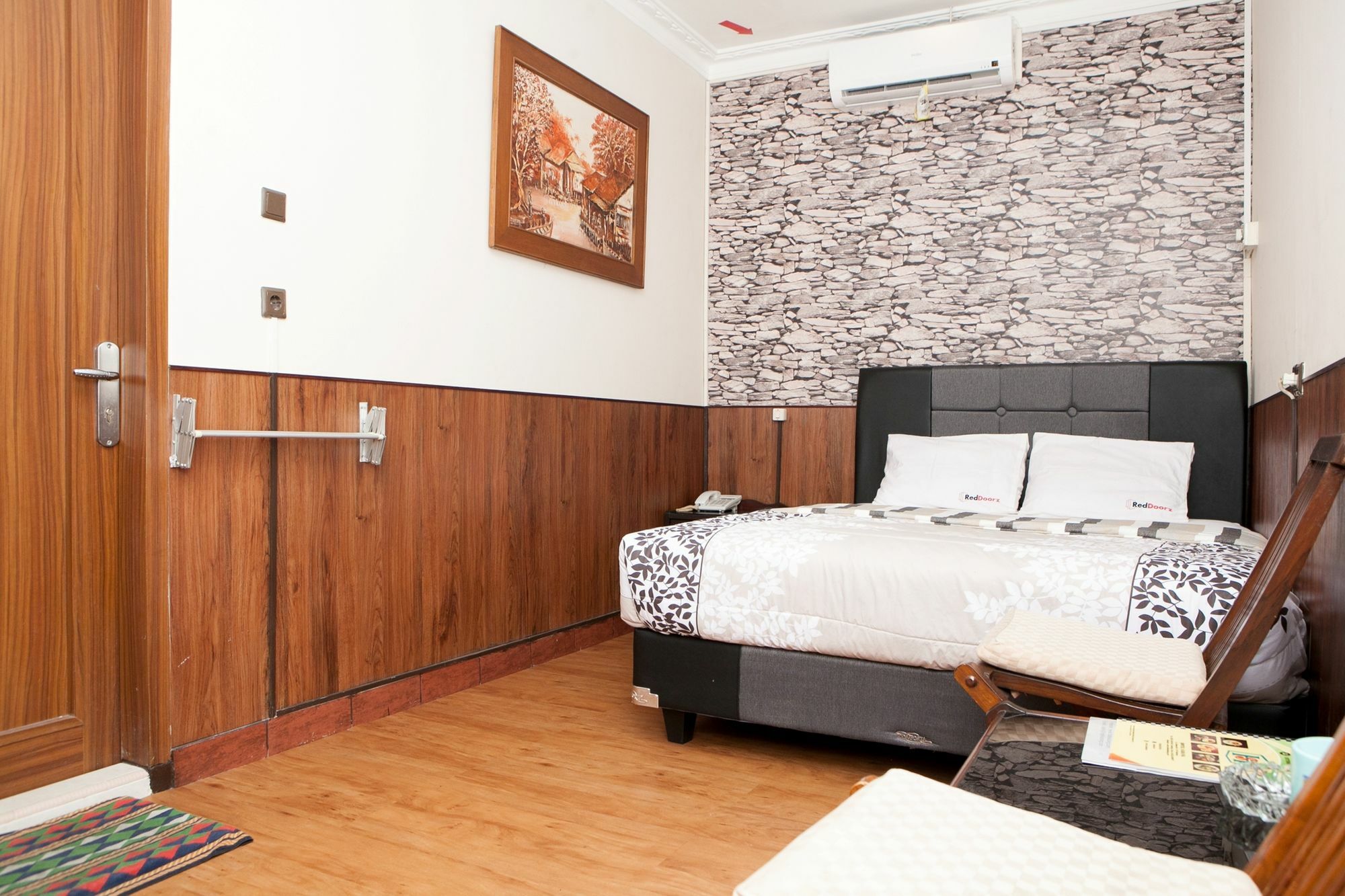 Reddoorz Plus Near Riau Street Бандунг Экстерьер фото